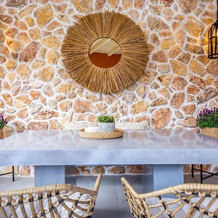 Lola's Luxury Liapades